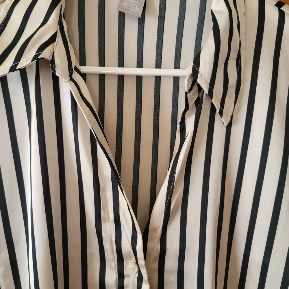 H&M Black and Cream Striped Blouse - Picture 2 of 5
